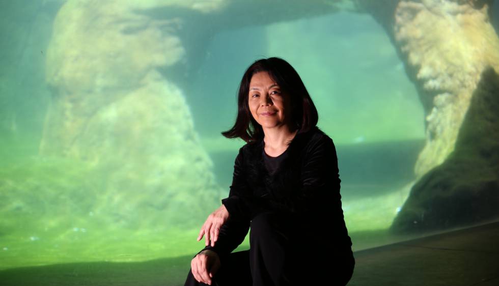 La escritora japonesa Yoko Tawada, autora del libro 'Memorias de una osa polar', en el zoo de Barcelona. 
