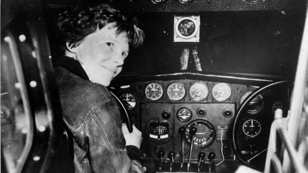 Resultado de imagen para Fotos de la aviadora Amelia Earhart desaparecida en 1937