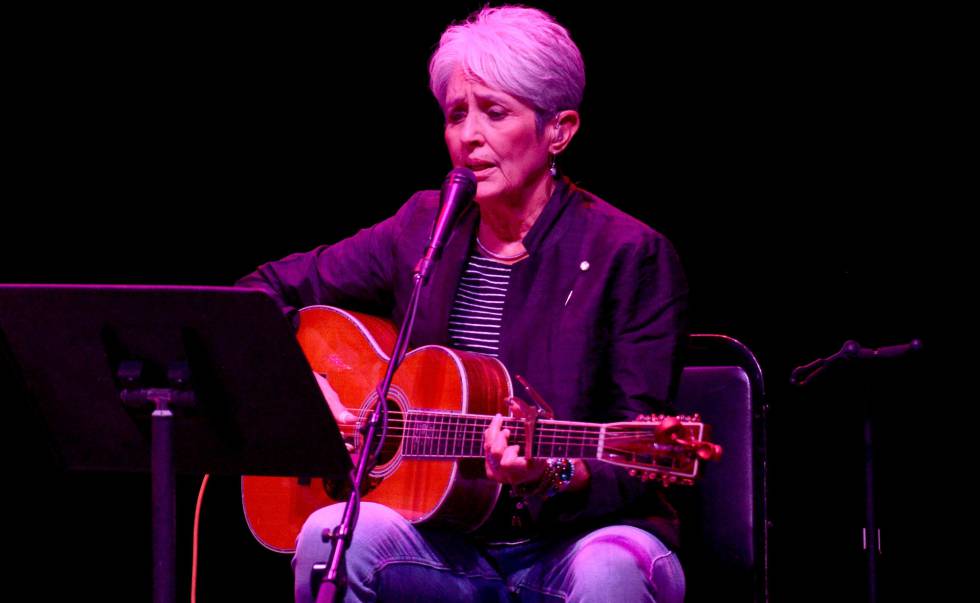 Joan Baez, durante un concierto en Los Ángeles, en octubre de 2017.