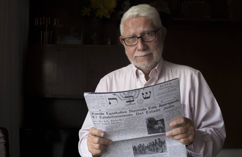 Benno Aladjem sostiene unas fotocopias de un periódico en ladino, en su casa de Barcelona.