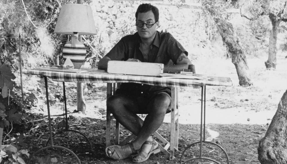 Patrick Leigh Fermor, escribiendo en su casa del Peloponeso.