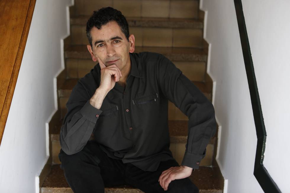 El dramaturgo Juan Mayorga posa en su casa de Madrid. 