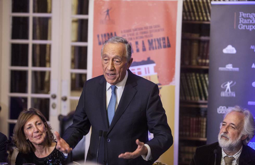 El presidente de Portugal, Marcelo Rebelo de Sousa, en la presentación del libro entre los periodistas Rosa Cullell y Javier Martín.