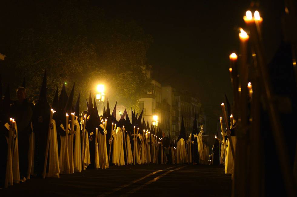 Nazarenos del Cristo de las Tres Caídas de la Hermandad de la Esperanza de Triana, en La Madrugá de 2017.