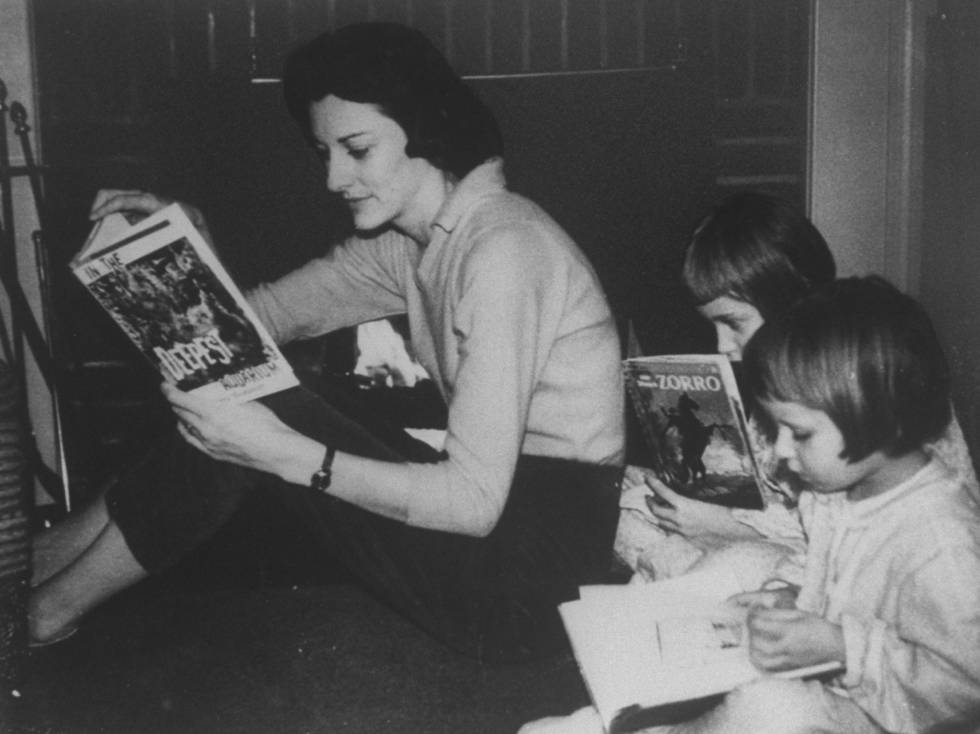 La poeta Anne Sexton lee con sus hijas Linda Gray y Joy.