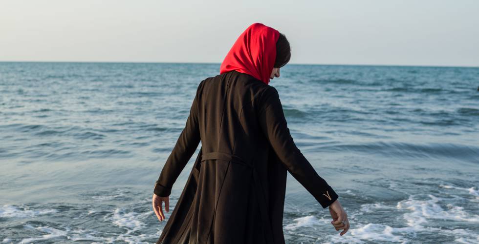 Una mujer se baÃ±a en el Mar Caspio. 
