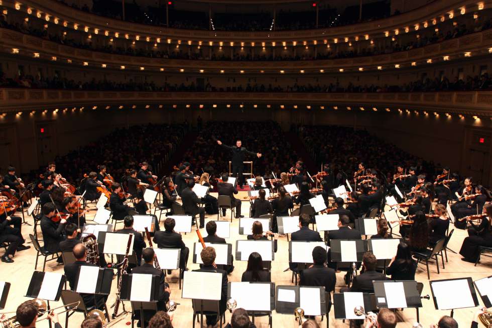 Joshua Gersen dirige a la Joven Orquesta de Nueva York en el Carnegie Hall en 2013.