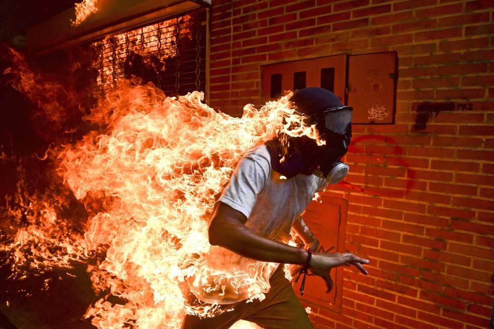 FotografÃ­a ganadora del World Press Photo, que muestra a un manifestante en llamas durante una protesta contra Maduro en Caracas.