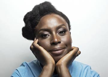 Chimamanda Ngozi Adichie: “Nuestra época obliga a tomar partido”