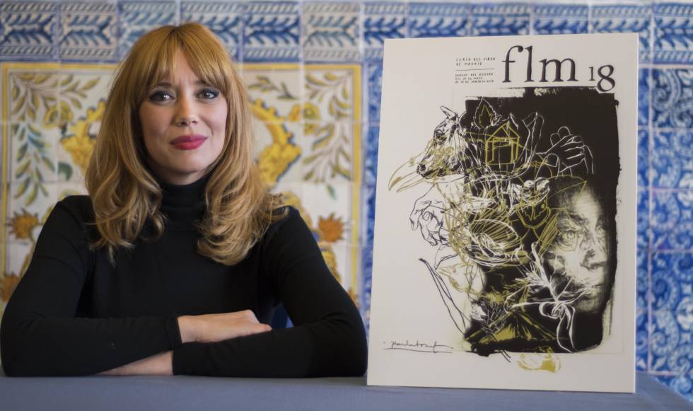La ilustradora Paula Bonet, junto a su cartel en la Casa de la PanaderÃ­a de Madrid este lunes.
