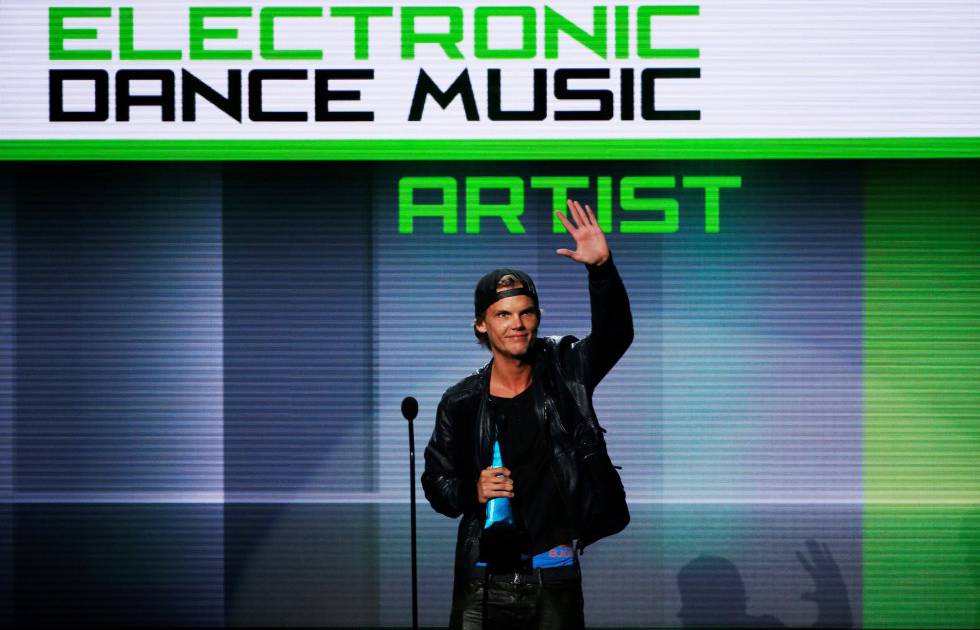 Avicii recibe el premio a mejor artista de mÃºsica electrÃ³nica en la entrega de los 41 American Music Awards en Los Ãngeles en 2013.