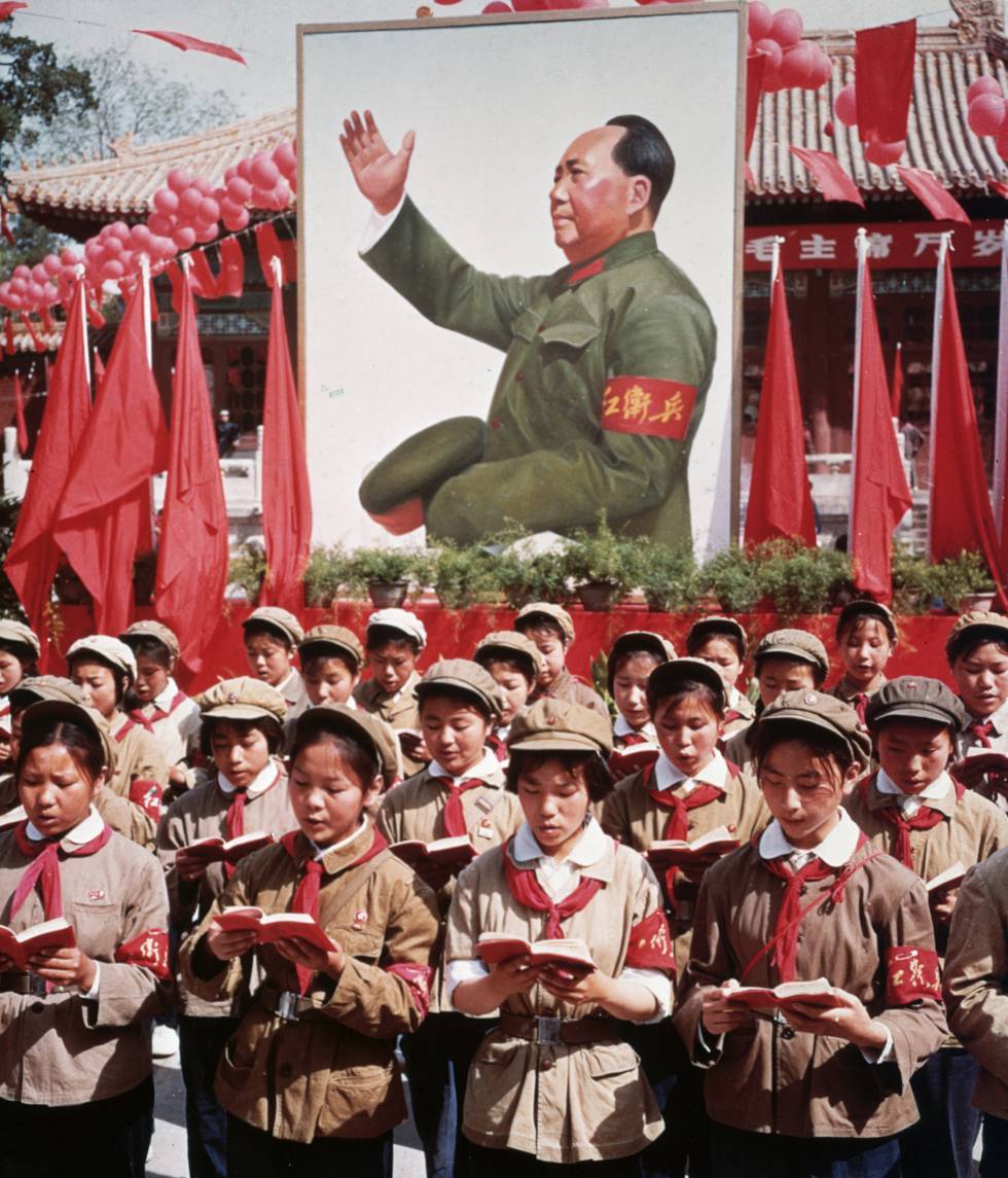 Un grupo de niÃ±os leen el Libro Rojo ante un cartel de Mao Zedong en 1968.