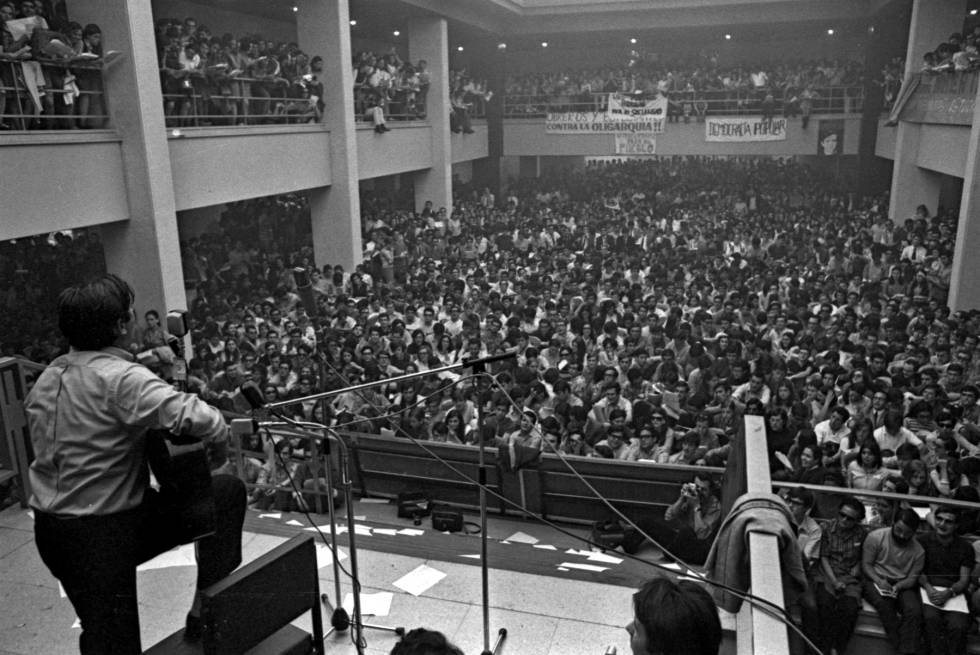 Recital de Raimon en la Universidad Complutense de Madrid, el 18 de mayo de 1968.