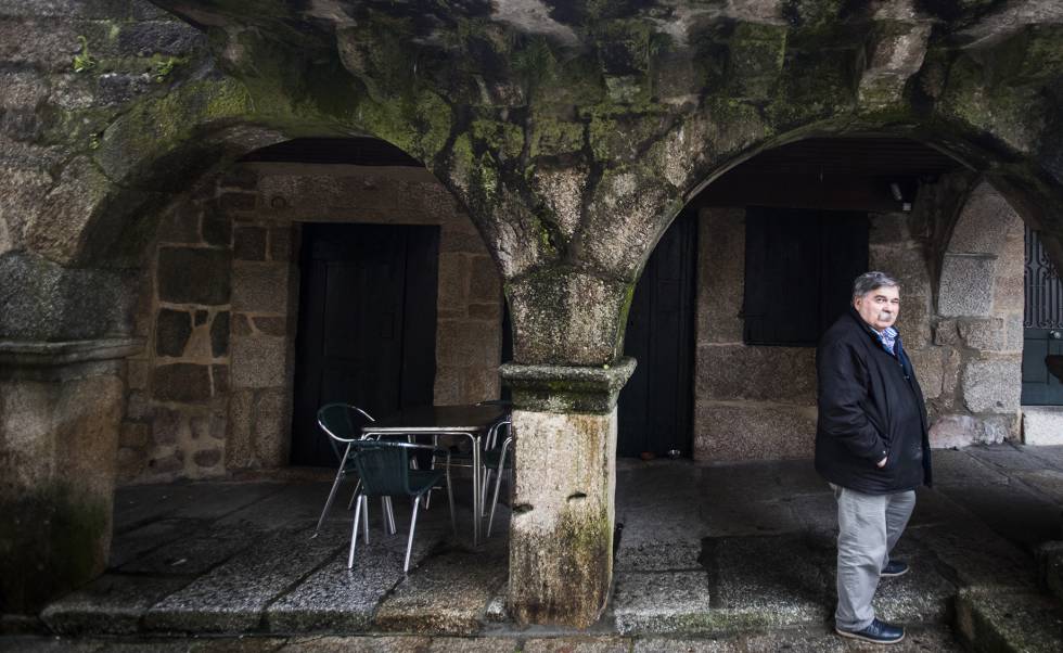 JosÃ© RamÃ³n EstÃ©vez, historiador y vecino de Ribadavia (Ourense), en la puerta de la casa de las hermanas Touza. 