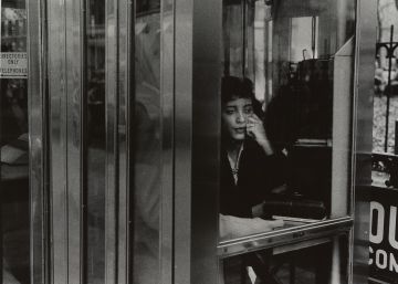 ¿Qué esconden las fotografías de Garry Winogrand?