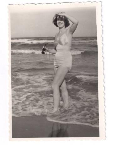 Carmen Muñoz, en la playa.