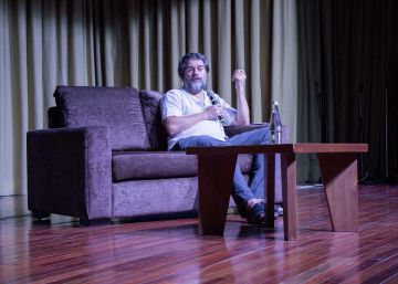 Sebastián Cordero convierte al público en las ratas de una casa en su debut teatral