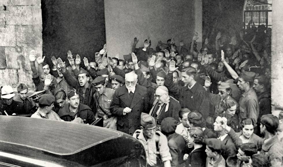 Unamuno, con barba, saliendo del Paraninfo de la Universidad de Salamanca tras el enfrentamiento con MillÃ¡n Astray, el 12 de octubre de 1936.