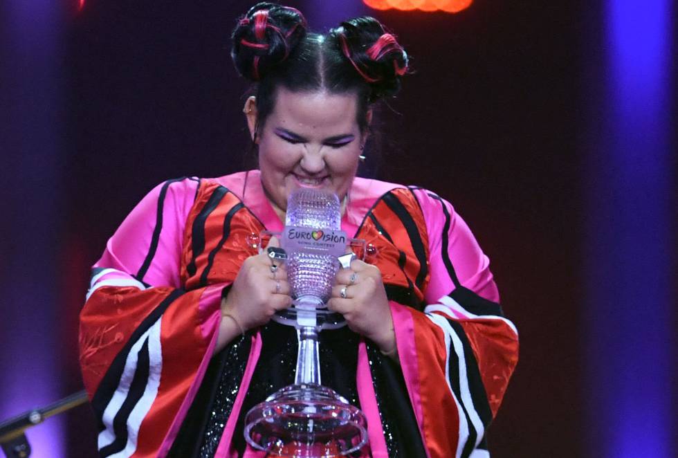 La cantante israelà Netta Barzilai celebra su triunfo en Eurovisión.