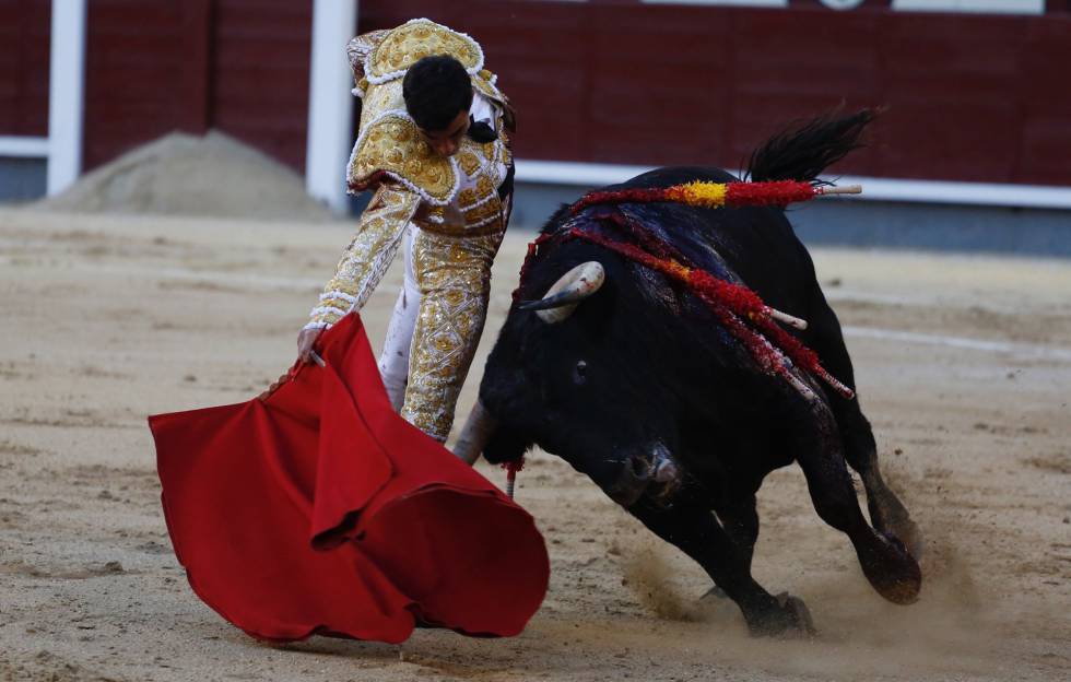 Paco Ureña, en un hondo derechazo a su primer toro.
