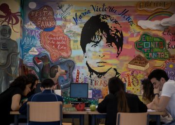 Mural sobre María Victoria Moreno en el instituto Valle-Inclán de Pontevedra donde dio clase.