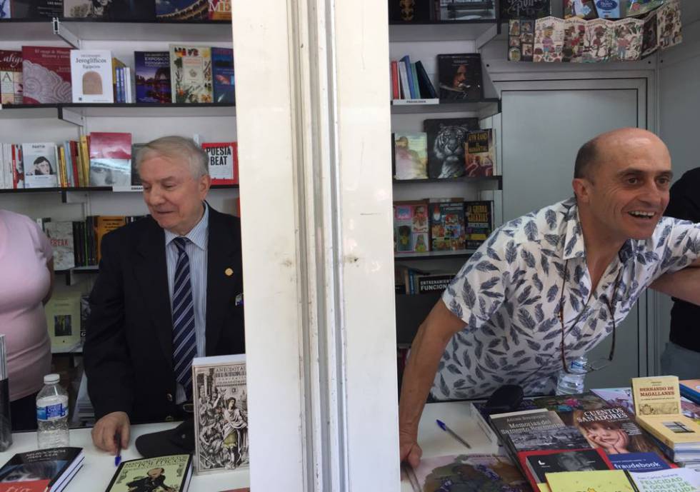 Pancracio CeldrÃ¡n (izquierda) y Pepe Viyuela, este sÃ¡bado en la Feria del Libro de Madrid.