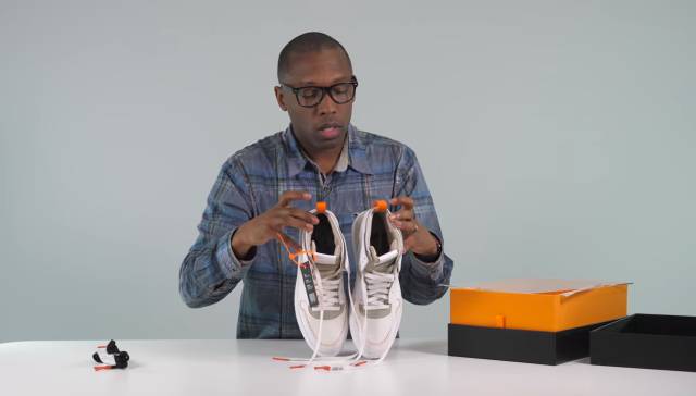 Jacques Slade desempaqueta las zapatillas de deporte con lemas anti-esclavitud en su canal de Youtube, el pasado 15 de mayo.