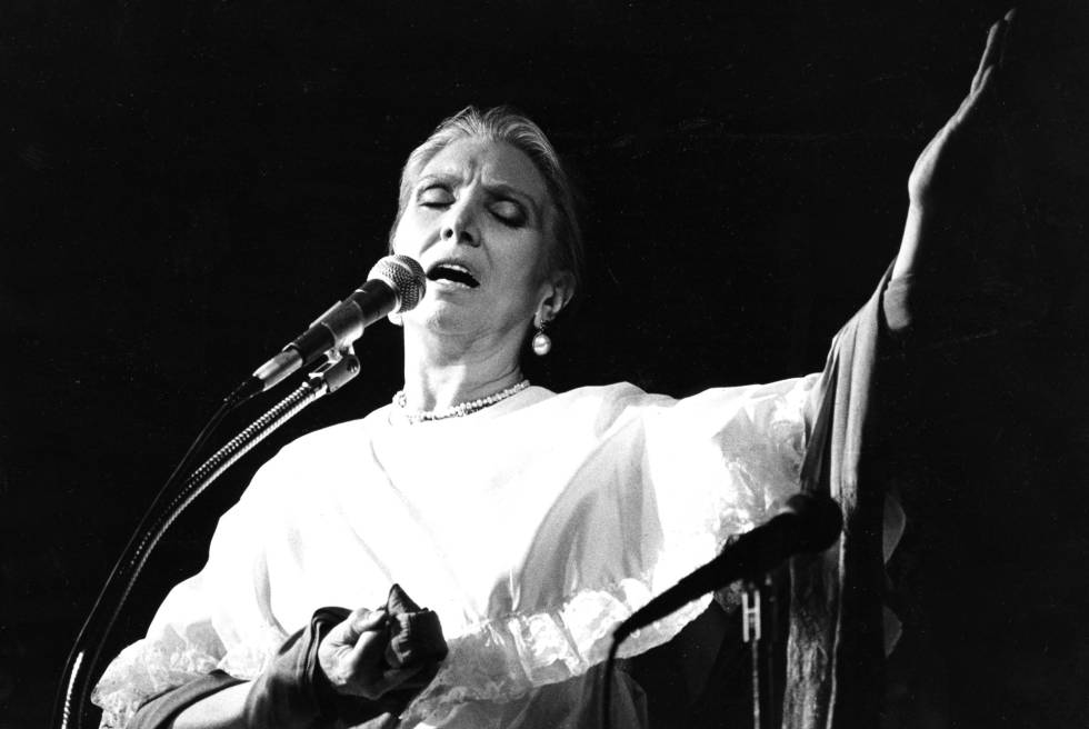María Dolores Pradera, en una actuación en 1983.
