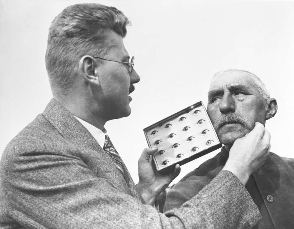 Un antropÃ³logo estudia el rostro de un hombre en Alemania en 1932.Â 