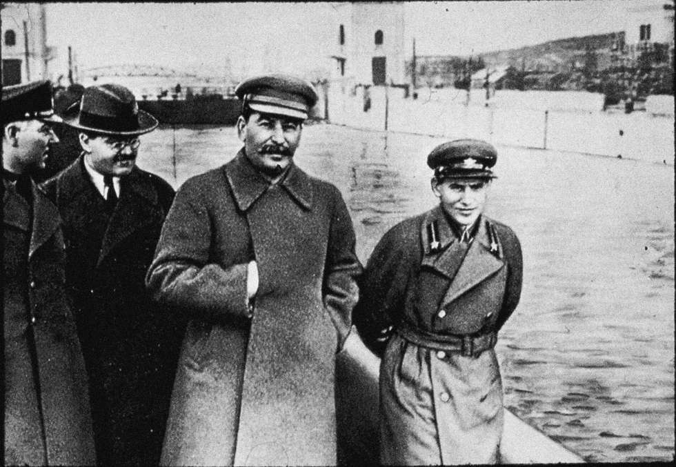 Fotografía original de la que se hizo desaparecer a Nikolái Yezho (a la derecha de Stalin) tras ser fusilado en 1940. 