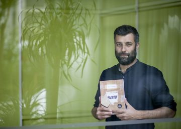 Nacho Carretero, con 'Farinha', la edición portuguesa del libro prohibido en España.