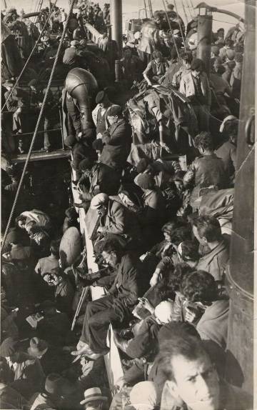 Republicanos espaÃ±oles, hacinados en abril de 1939 en la cubierta del mercante 'Stanbrook' en el puerto de OrÃ¡n, donde permanecieron retenidos 40 dÃ­as.