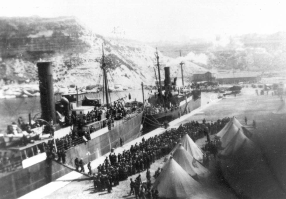 Refugiados españoles desembarcan en Orán en 1939.