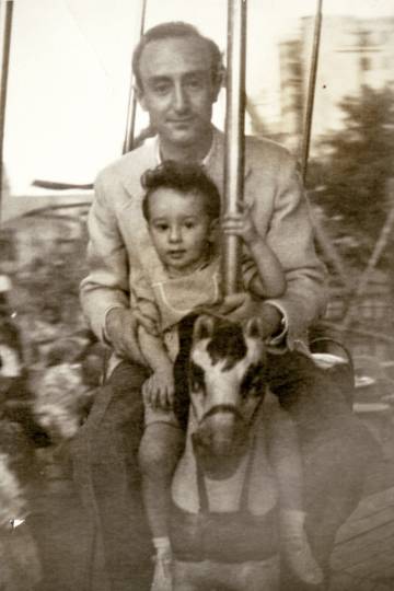 Leopoldo de Luis con su hijo, Jorge Urrutia, en 1947.