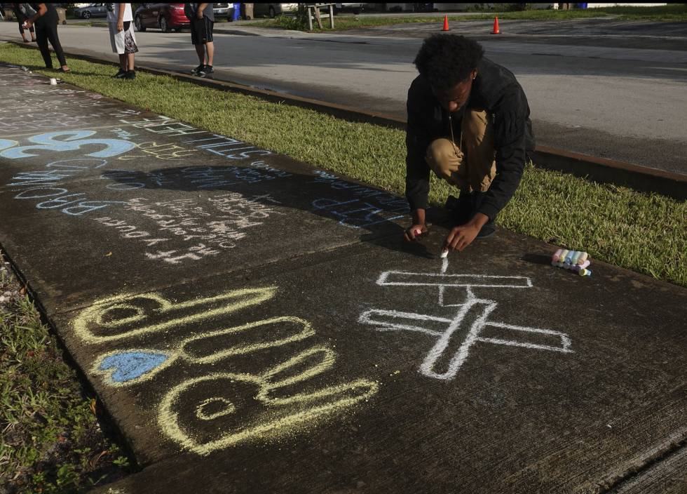 Un fanático del fallecido rapero XXXTentacion escribe un recuerdo donde fue asesinado el artista, Deerfield Beach, Florida.