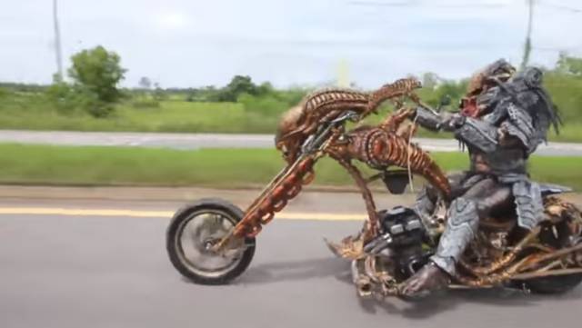 Un piloto conduce una motocicleta disfrazado del personaje de ficción 'Predator' en Tailandia.