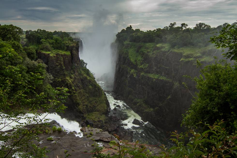 Las cataratas Victoria. El agua cae al río Zambeze, frontera entre Zimbabue y Zambia.