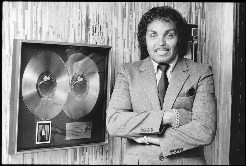 Joseph Jackson, con un doble disco de platino, en 1982.