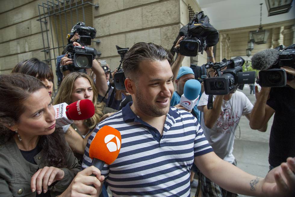 José Angel Prenda, miembro de La Manada, sale de los juzgados de Sevilla, el pasado 25 de junio.