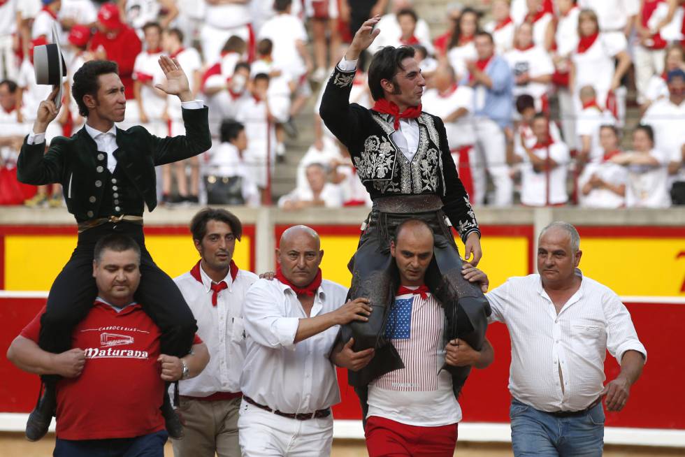 Leonardo Hernández y Roberto Armendáriz, a hombros en San Fermín de 2017.