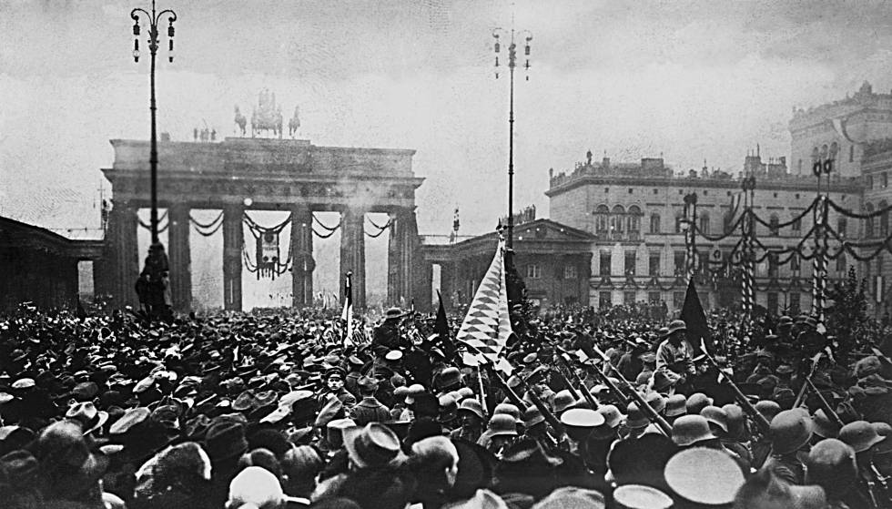 ConcentraciÃ³n en la Puerta de Brandenburgo (BerlÃ­n) en 1918.