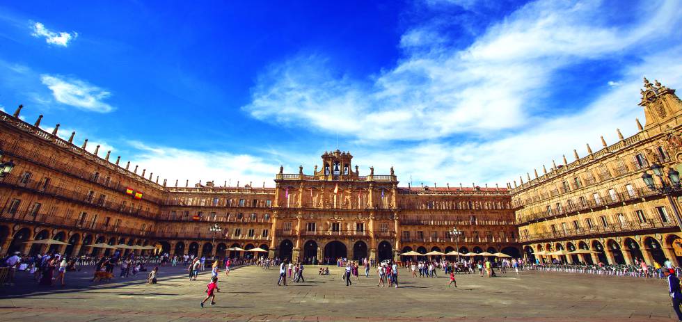 Plaza Mayor, joya barroca que aloja algunos actos culturales del VIII Centenario.