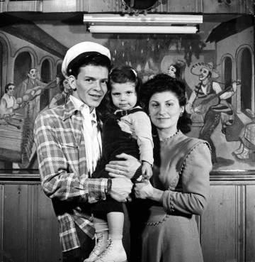 Frank y Nancy Sinatra junto a su hija Nancy, de 3 años, en 1943. Esta fue quien ha anunciado hoy la muerte de su madre a través de Twitter.