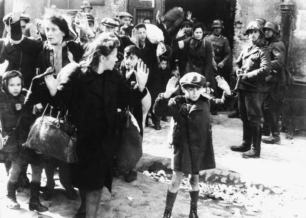 DetenciÃ³n de familias judÃ­as por los nazis en el gueto de Varsovia.
