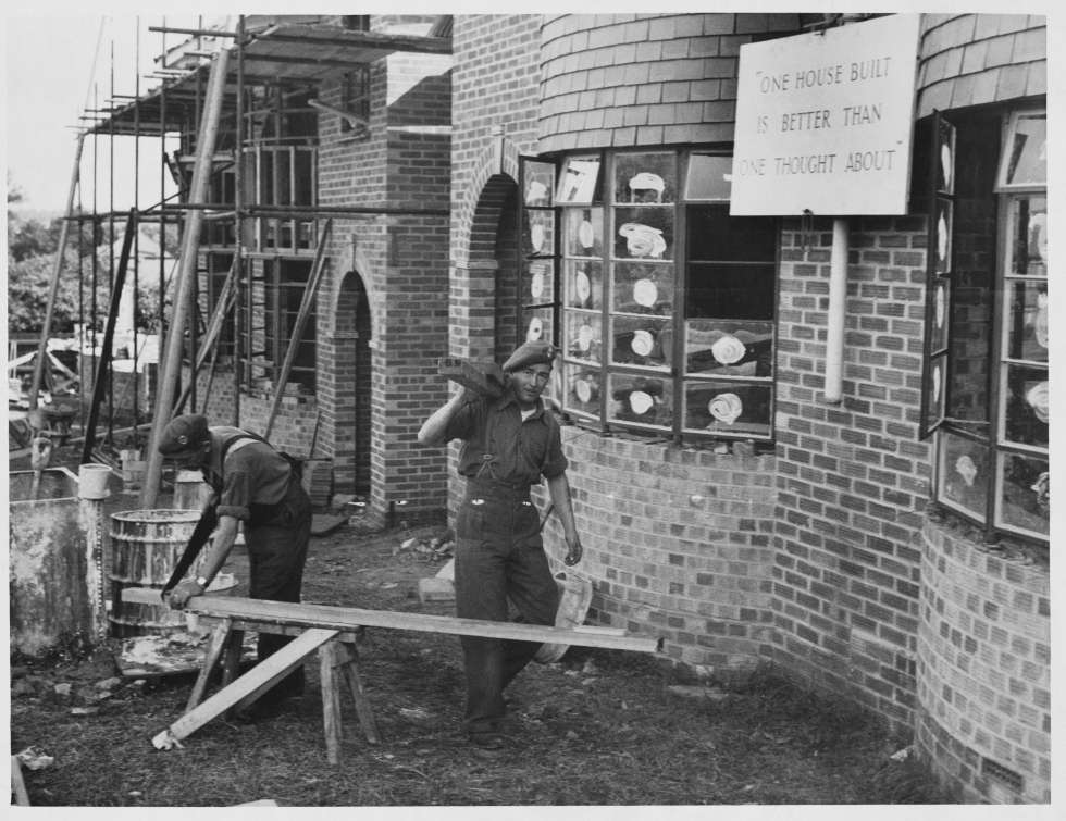 Soldados britÃ¡nicos ayudan a la reconstrucciÃ³n de edificios tras la Segunda Guerra Mundial.