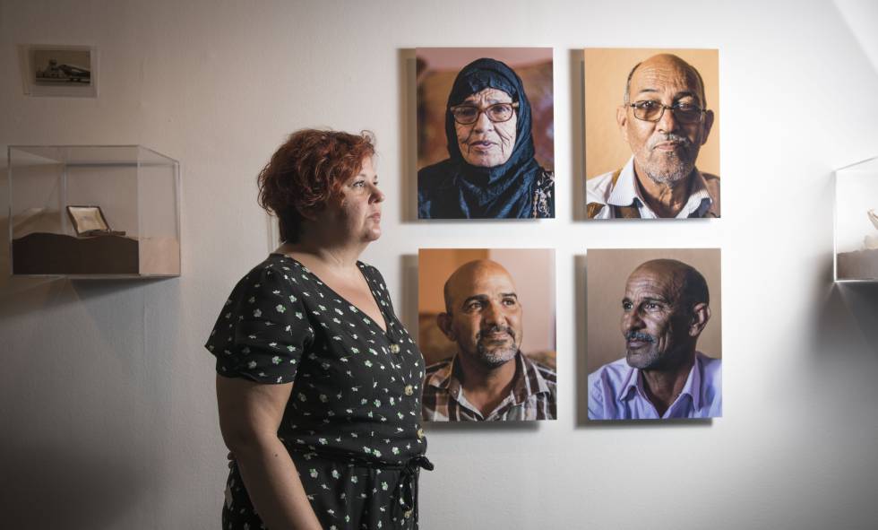 La fotógrafa Lara Albuixech en la muestra que se exhibe en el Palacio de Cibeles de Madrid este miércoles.