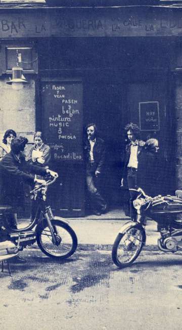 Entrada al bar La Vaquería de la Calle de la Libertad, en Madrid, en la foto que sirvió de contraportada al poemario 'La soledad, los viajes, el mar, la amnistía', de Emilio Sola, editado por La Banda de Moebius en 1976.