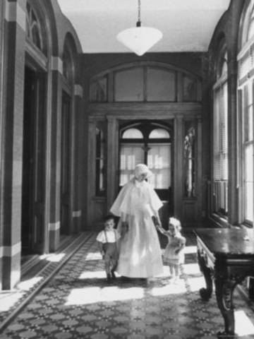 Una monja custodia a dos niÃ±os en un orfanato de Nueva York.