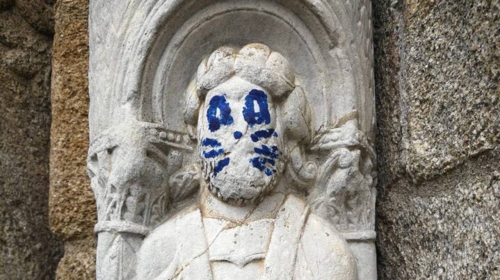 Figura da Catedral de Santiago pichada em um ato de vandalismo.