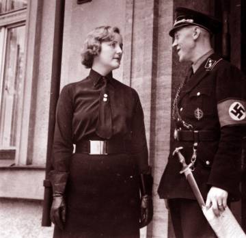 Unity Mitford con Fritz Stadelmann, ayudante de Hitler, en Berlín en 1933.
